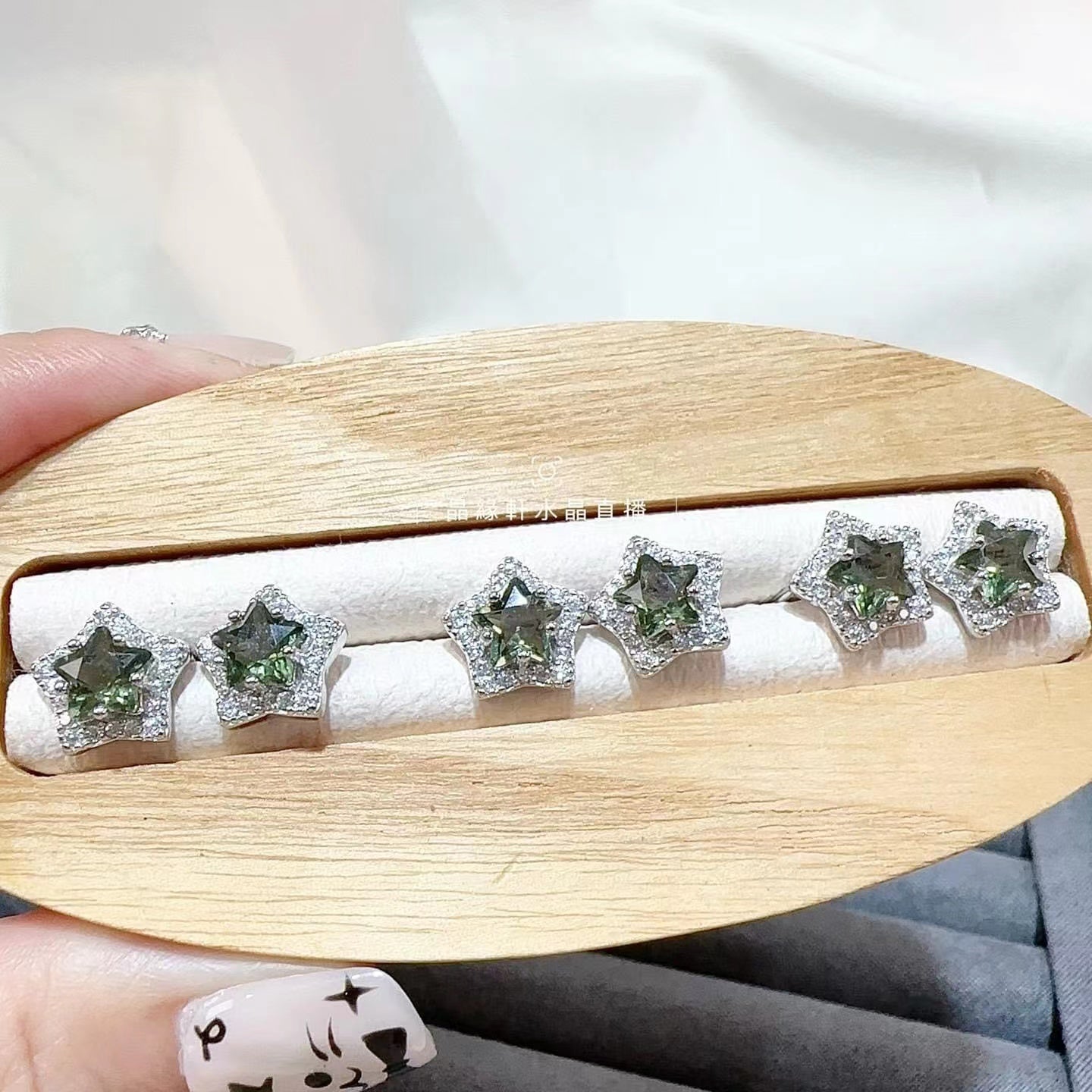 熱賣捷克綠隕星星耳環😍  G40133